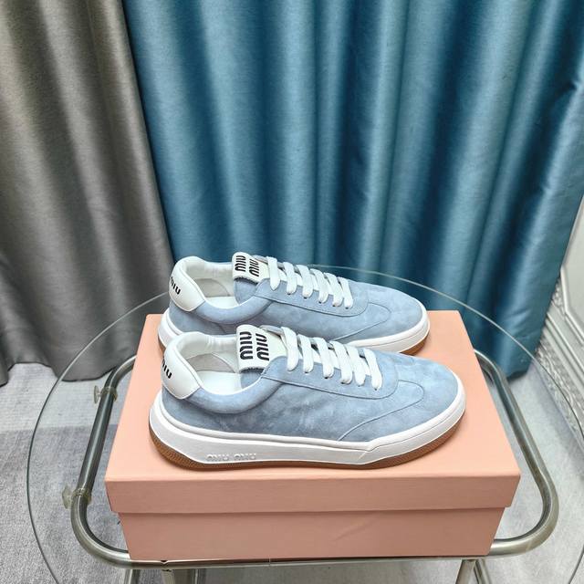 出厂价Pp格: Miu Miu 缪缪2025新款休闲小白鞋，各大品牌中脱颖而出的四季鞋颜值担当火爆款脏脏鞋，不得不入的一款～做旧时尚，简约高级 随意搭配上脚非常