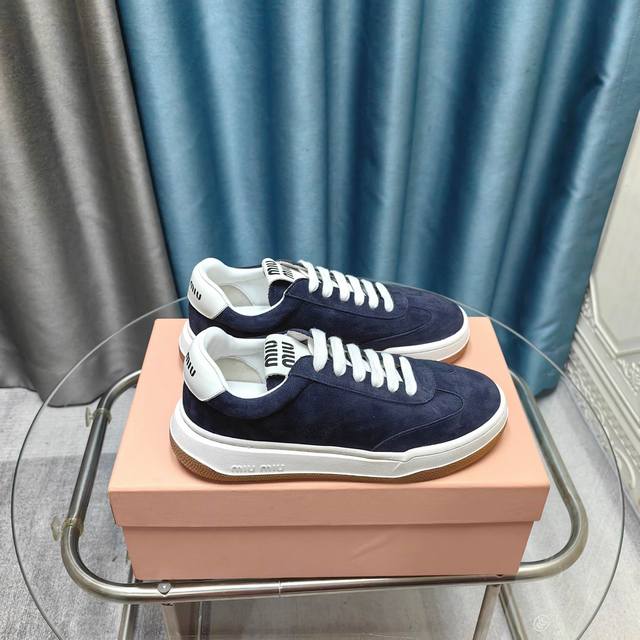 出厂价Pp格: Miu Miu 缪缪2025新款休闲小白鞋，各大品牌中脱颖而出的四季鞋颜值担当火爆款脏脏鞋，不得不入的一款～做旧时尚，简约高级 随意搭配上脚非常