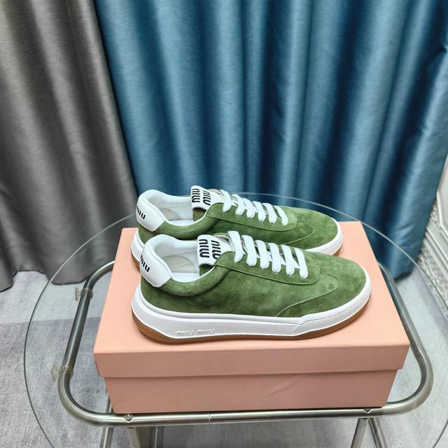 出厂价Pp格: Miu Miu 缪缪2025新款休闲小白鞋，各大品牌中脱颖而出的四季鞋颜值担当火爆款脏脏鞋，不得不入的一款～做旧时尚，简约高级 随意搭配上脚非常