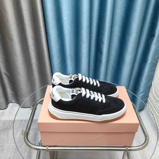 出厂价Pp格: Miu Miu 缪缪2025新款休闲小白鞋，各大品牌中脱颖而出的四季鞋颜值担当火爆款脏脏鞋，不得不入的一款～做旧时尚，简约高级 随意搭配上脚非常