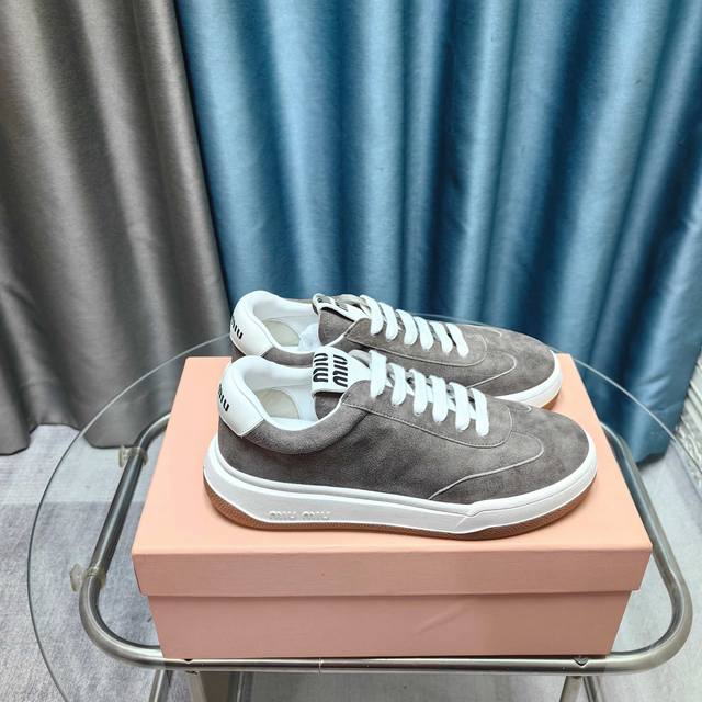 出厂价Pp格: Miu Miu 缪缪2025新款休闲小白鞋，各大品牌中脱颖而出的四季鞋颜值担当火爆款脏脏鞋，不得不入的一款～做旧时尚，简约高级 随意搭配上脚非常