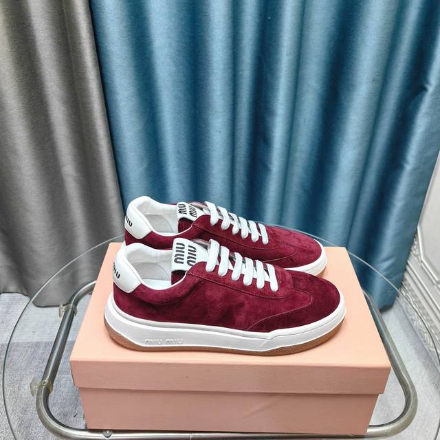 出厂价Pp格: Miu Miu 缪缪2025新款休闲小白鞋，各大品牌中脱颖而出的四季鞋颜值担当火爆款脏脏鞋，不得不入的一款～做旧时尚，简约高级 随意搭配上脚非常