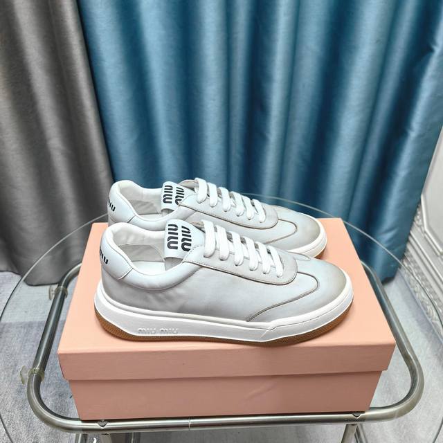 出厂价Pp格: Miu Miu 缪缪2025新款休闲小白鞋，各大品牌中脱颖而出的四季鞋颜值担当火爆款脏脏鞋，不得不入的一款～做旧时尚，简约高级 随意搭配上脚非常