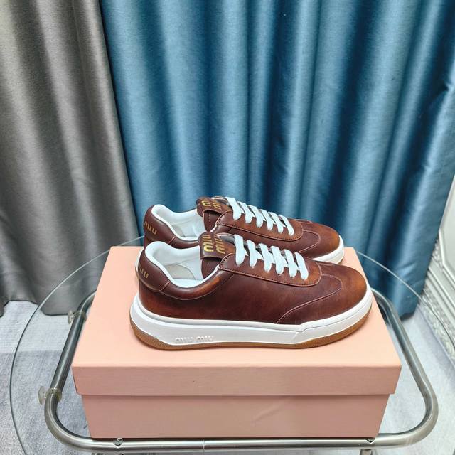 出厂价Pp格: Miu Miu 缪缪2025新款休闲小白鞋，各大品牌中脱颖而出的四季鞋颜值担当火爆款脏脏鞋，不得不入的一款～做旧时尚，简约高级 随意搭配上脚非常