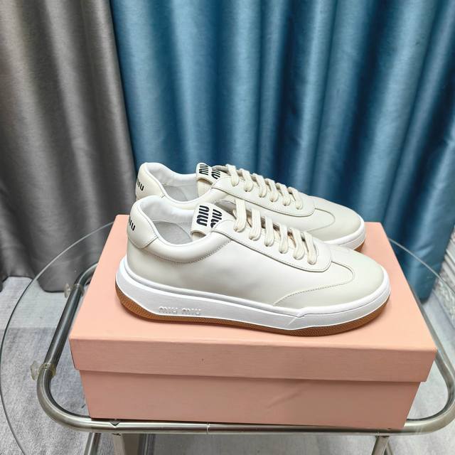 出厂价Pp格: Miu Miu 缪缪2025新款休闲小白鞋，各大品牌中脱颖而出的四季鞋颜值担当火爆款脏脏鞋，不得不入的一款～做旧时尚，简约高级 随意搭配上脚非常