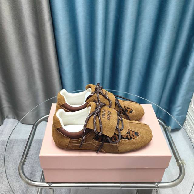 Miumiu 缪缪2025早春最新走秀款 休闲 运动鞋 阿甘鞋 德训鞋 缪缪这一款也太少女了吧这系列真的太好看了，牛津薄底的设计，上脚超级轻便舒服，暴走不累 好