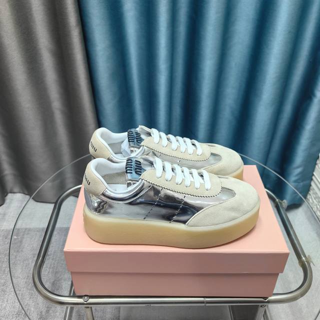 Miu Miu 缪缪2025新款休闲小白鞋，各大品牌中脱颖而出的四季鞋颜值担当火爆款脏脏鞋，不得不入的一款～做旧时尚，简约高级 随意搭配上脚非常舒适，年度必入款