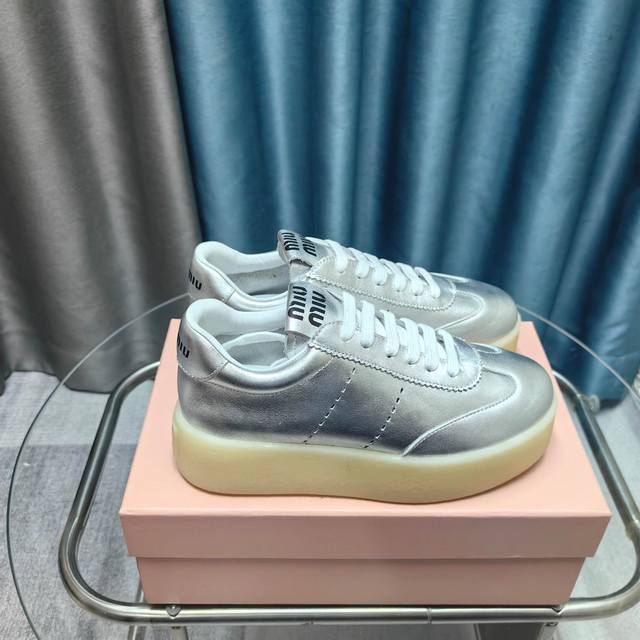 Miu Miu 缪缪2025新款休闲小白鞋，各大品牌中脱颖而出的四季鞋颜值担当火爆款脏脏鞋，不得不入的一款～做旧时尚，简约高级 随意搭配上脚非常舒适，年度必入款