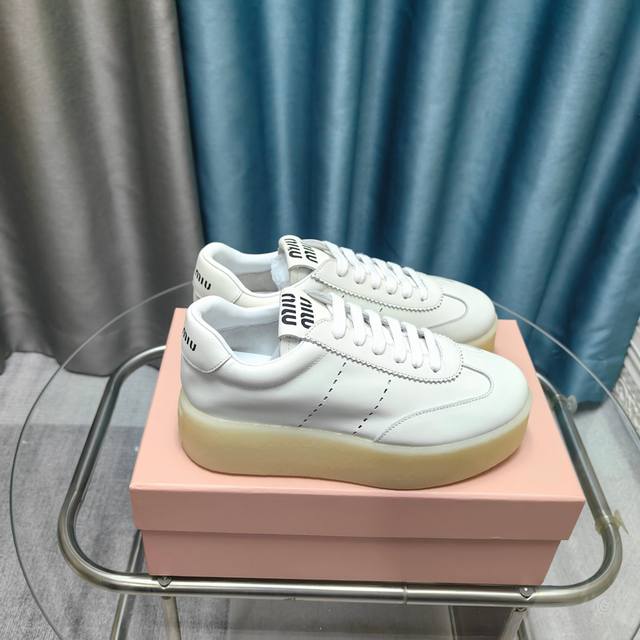 Miu Miu 缪缪2025新款休闲小白鞋，各大品牌中脱颖而出的四季鞋颜值担当火爆款脏脏鞋，不得不入的一款～做旧时尚，简约高级 随意搭配上脚非常舒适，年度必入款