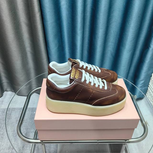 Miu Miu 缪缪2025新款休闲小白鞋，各大品牌中脱颖而出的四季鞋颜值担当火爆款脏脏鞋，不得不入的一款～做旧时尚，简约高级 随意搭配上脚非常舒适，年度必入款