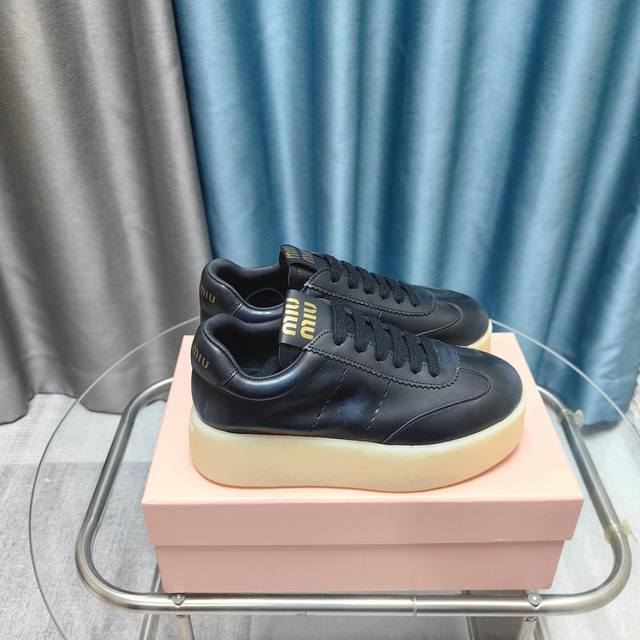 Miu Miu 缪缪2025新款休闲小白鞋，各大品牌中脱颖而出的四季鞋颜值担当火爆款脏脏鞋，不得不入的一款～做旧时尚，简约高级 随意搭配上脚非常舒适，年度必入款