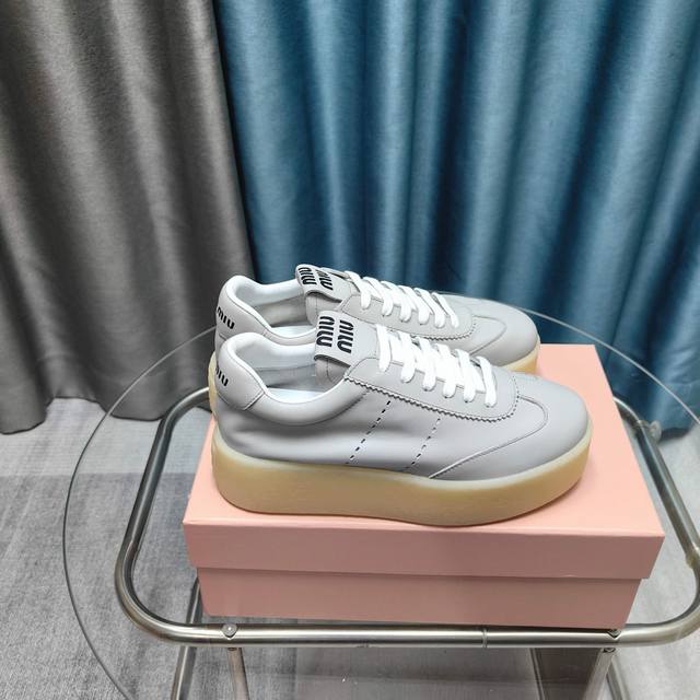 Miu Miu 缪缪2025新款休闲小白鞋，各大品牌中脱颖而出的四季鞋颜值担当火爆款脏脏鞋，不得不入的一款～做旧时尚，简约高级 随意搭配上脚非常舒适，年度必入款
