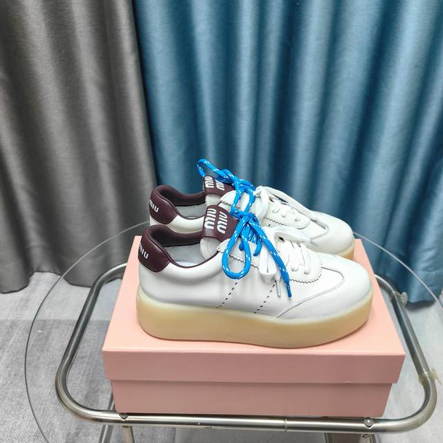 Miu Miu 缪缪2025新款休闲小白鞋，各大品牌中脱颖而出的四季鞋颜值担当火爆款脏脏鞋，不得不入的一款～做旧时尚，简约高级 随意搭配上脚非常舒适，年度必入款