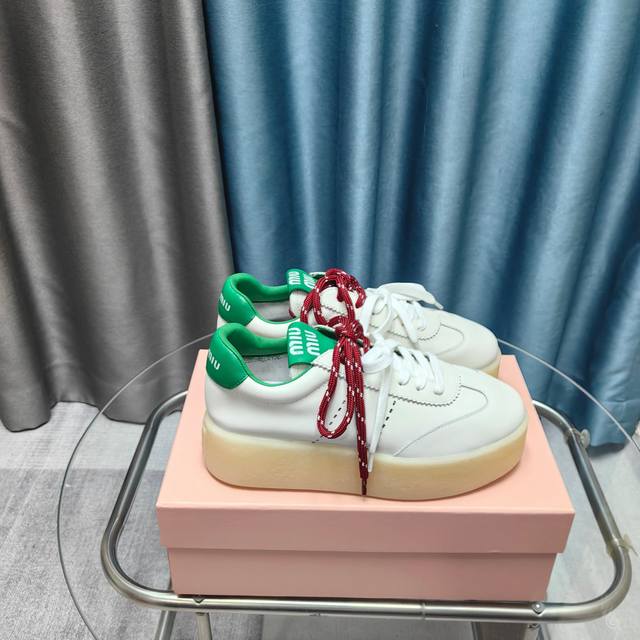 Miu Miu 缪缪2025新款休闲小白鞋，各大品牌中脱颖而出的四季鞋颜值担当火爆款脏脏鞋，不得不入的一款～做旧时尚，简约高级 随意搭配上脚非常舒适，年度必入款
