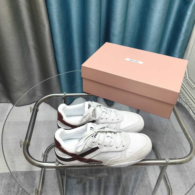Miumiu缪缪透气网布休闲鞋，新款英伦风系带Miumiu秀场 糖果色拼接+复古做旧~脏脏鞋 多元对撞，美炸了 时髦精最爱~上脚超级舒服 面料：牛皮+牛反绒+进