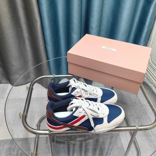 Miumiu缪缪透气网布休闲鞋，新款英伦风系带Miumiu秀场 糖果色拼接+复古做旧~脏脏鞋 多元对撞，美炸了 时髦精最爱~上脚超级舒服 面料：牛皮+牛反绒+进