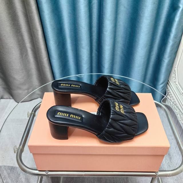 Miumiu缪缪春夏秀款拖鞋 25秀款出镜率最高单品 简约鞋面金色Miumiu显得格外的好看时髦 时尚就是个轮回 设计复古实用耐穿， Miu精灵春夏穿搭必备单品