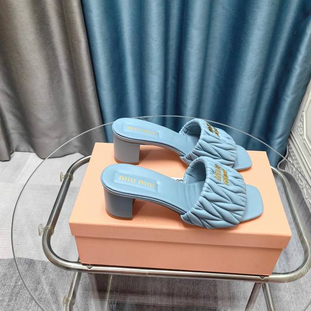 Miumiu缪缪春夏秀款拖鞋 25秀款出镜率最高单品 简约鞋面金色Miumiu显得格外的好看时髦 时尚就是个轮回 设计复古实用耐穿， Miu精灵春夏穿搭必备单品