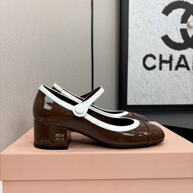 Miu Miu 缪缪 2025早春新品钮扣粗跟玛丽珍 专柜主打最新走秀款 蝴蝶结复古玛丽珍粗跟单鞋火爆上新！ 缪家高货 顶级工艺打造精品质感 无敌舒适 绝对是一