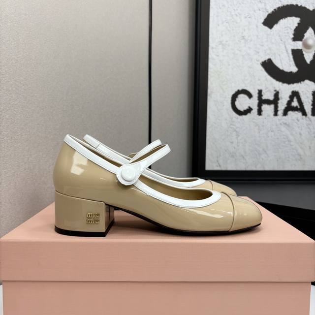 Miu Miu 缪缪 2025早春新品钮扣粗跟玛丽珍 专柜主打最新走秀款 蝴蝶结复古玛丽珍粗跟单鞋火爆上新！ 缪家高货 顶级工艺打造精品质感 无敌舒适 绝对是一