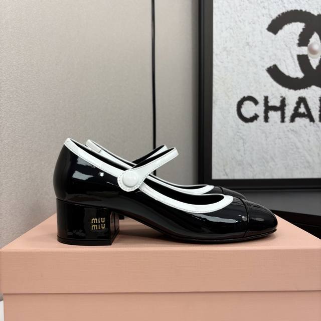 Miu Miu 缪缪 2025早春新品钮扣粗跟玛丽珍 专柜主打最新走秀款 蝴蝶结复古玛丽珍粗跟单鞋火爆上新！ 缪家高货 顶级工艺打造精品质感 无敌舒适 绝对是一