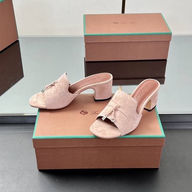 工厂P价 正确高品质！ Loro Piana 平底、高跟拖鞋。这款绒面拖鞋搭配饰有Loro Piana My Charms 吊坠的饰带，并饰以同色缝线。精致柔美