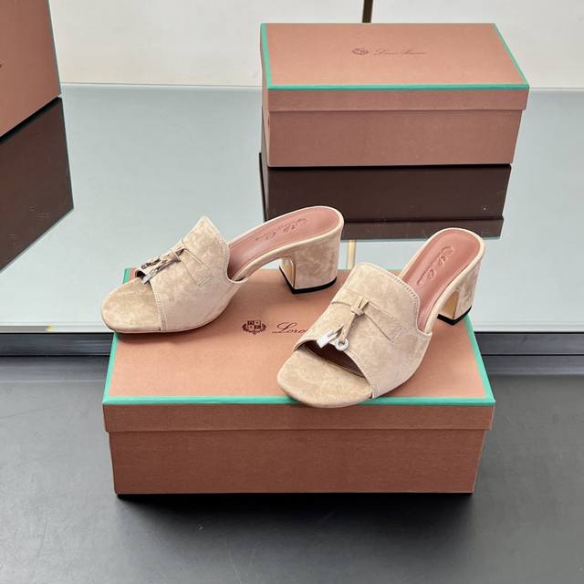 工厂P价 正确高品质！ Loro Piana 平底、高跟拖鞋。这款绒面拖鞋搭配饰有Loro Piana My Charms 吊坠的饰带，并饰以同色缝线。精致柔美