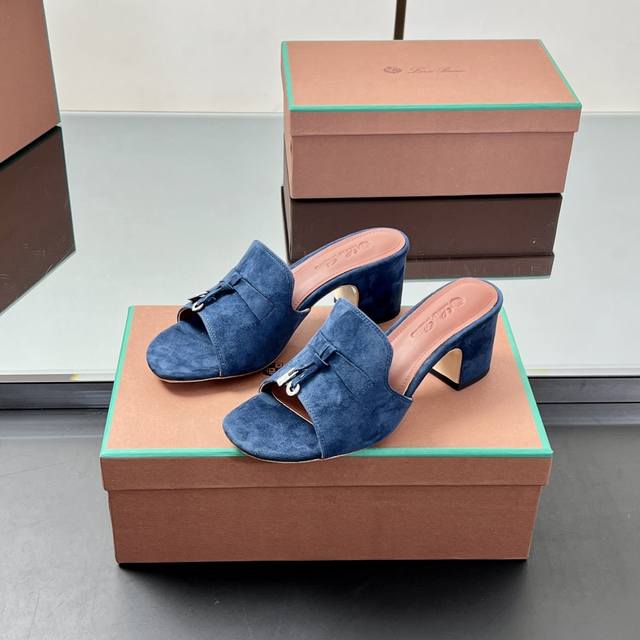 工厂P价 正确高品质！ Loro Piana 平底、高跟拖鞋。这款绒面拖鞋搭配饰有Loro Piana My Charms 吊坠的饰带，并饰以同色缝线。精致柔美
