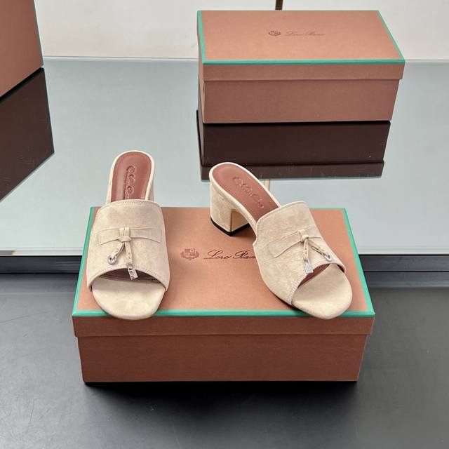 工厂P价 正确高品质！ Loro Piana 平底、高跟拖鞋。这款绒面拖鞋搭配饰有Loro Piana My Charms 吊坠的饰带，并饰以同色缝线。精致柔美