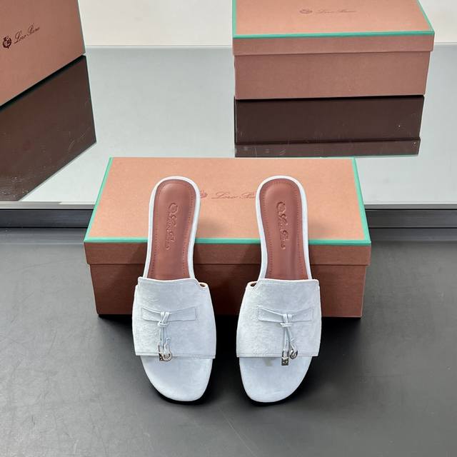 工厂P价 正确高品质！ Loro Piana 平底、高跟拖鞋。这款绒面拖鞋搭配饰有Loro Piana My Charms 吊坠的饰带，并饰以同色缝线。精致柔美