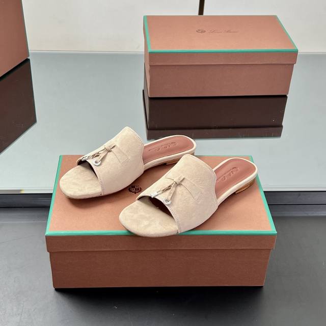 工厂P价 正确高品质！ Loro Piana 平底、高跟拖鞋。这款绒面拖鞋搭配饰有Loro Piana My Charms 吊坠的饰带，并饰以同色缝线。精致柔美