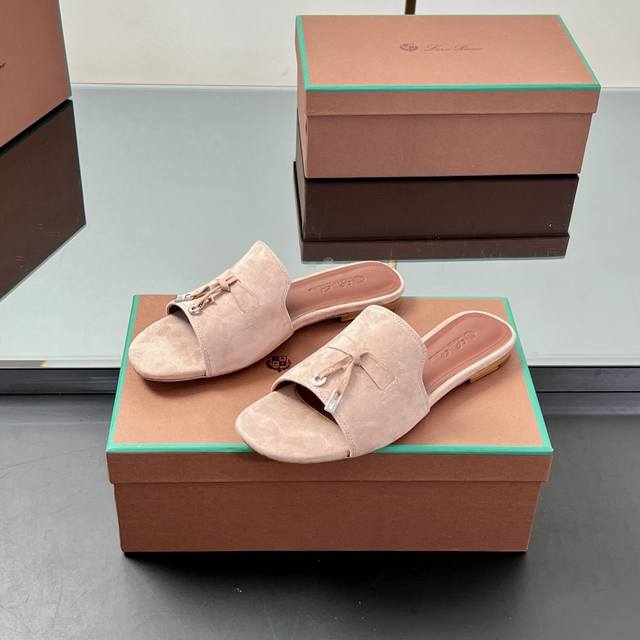 工厂P价 正确高品质！ Loro Piana 平底、高跟拖鞋。这款绒面拖鞋搭配饰有Loro Piana My Charms 吊坠的饰带，并饰以同色缝线。精致柔美