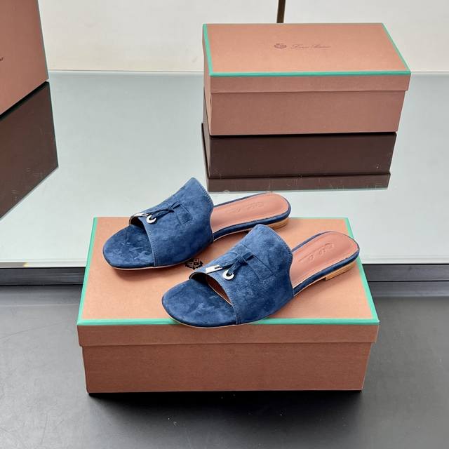 工厂P价 正确高品质！ Loro Piana 平底、高跟拖鞋。这款绒面拖鞋搭配饰有Loro Piana My Charms 吊坠的饰带，并饰以同色缝线。精致柔美
