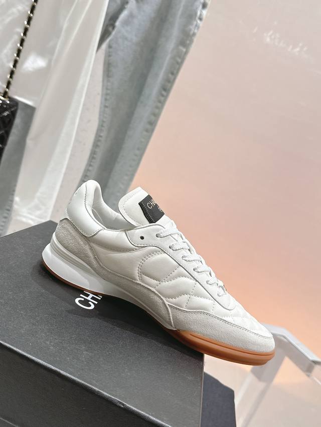 最新运动休闲鞋 四季百搭款 非常轻便舒服 鞋底轻便舒适 跑跳皆可. 配色高级耐看 百搭 年度必备款！ 进口羊皮面料，原版电绣工艺材质 内里采用进口舒适羊皮 舒适