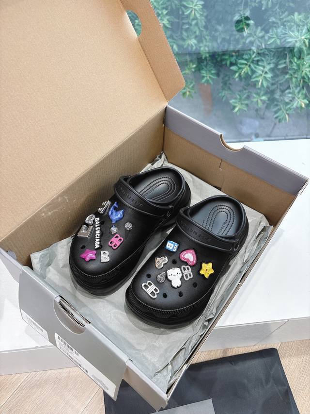 G193所见即所得 巴黎世家联名卡骆驰情侣款#Crocs Mule Jibbitz洞洞鞋 增高厚底凉鞋 智多星Crocs 花式Diy洞洞拖鞋～猫咪扣爱心扣都好可