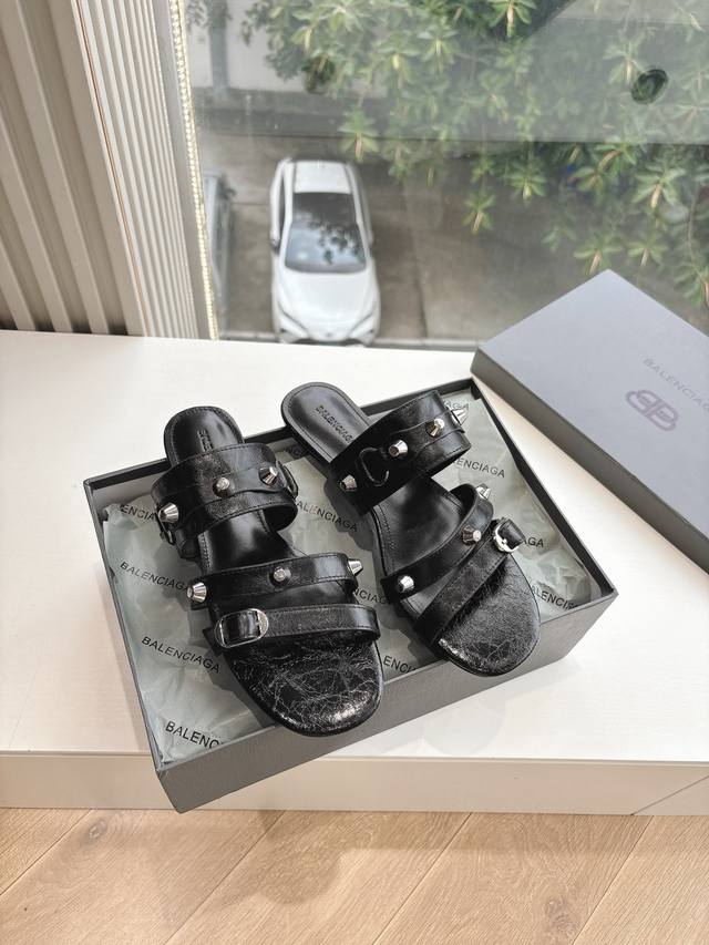 G289所见即所得Balenciag*25S春夏新款芭蕾舞鞋巴黎世家非常经典的铆钉设计，平底小猫跟非常性感，搭配铆钉的狂野自我！不羁风格满满，内里鞋面的特殊天然