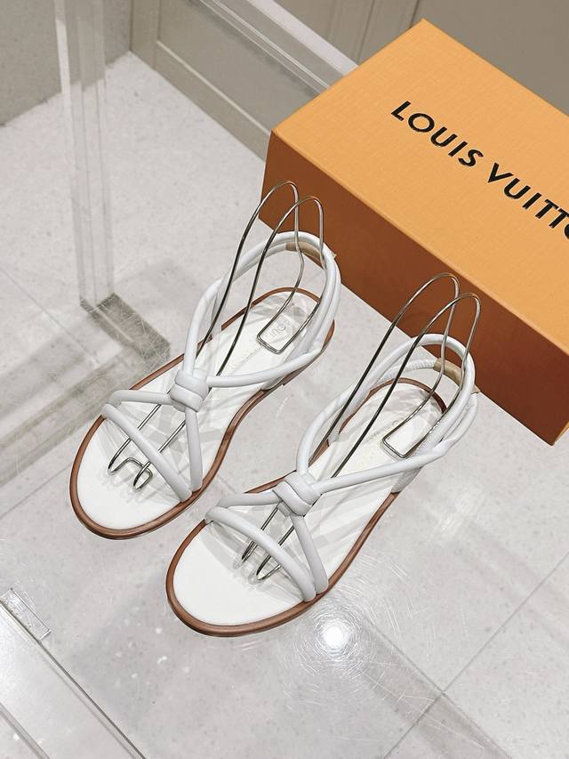 顶级版本 Louis Vuitton 路易威登 Lv新款简约时尚平底凉鞋 鞋面：羊皮 垫脚：羊皮 鞋底：进口真皮大底 Size：35-41 40.41定做不退换
