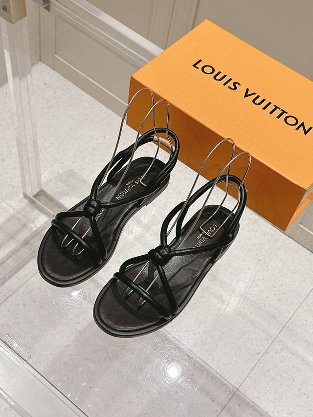 顶级版本 Louis Vuitton 路易威登 Lv新款简约时尚平底凉鞋 鞋面：羊皮 垫脚：羊皮 鞋底：进口真皮大底 Size：35-41 40.41定做不退换