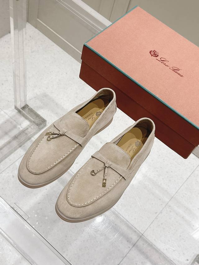 Lp诺悠翩雅顶级公司货 Loro Piana 男鞋 Lp经典乐福鞋，休闲款软皮平地鞋，采用柔软的无衬里绒面牛皮革制作，表面经防水处理，浅色乳胶鞋底，鞋底具防滑表