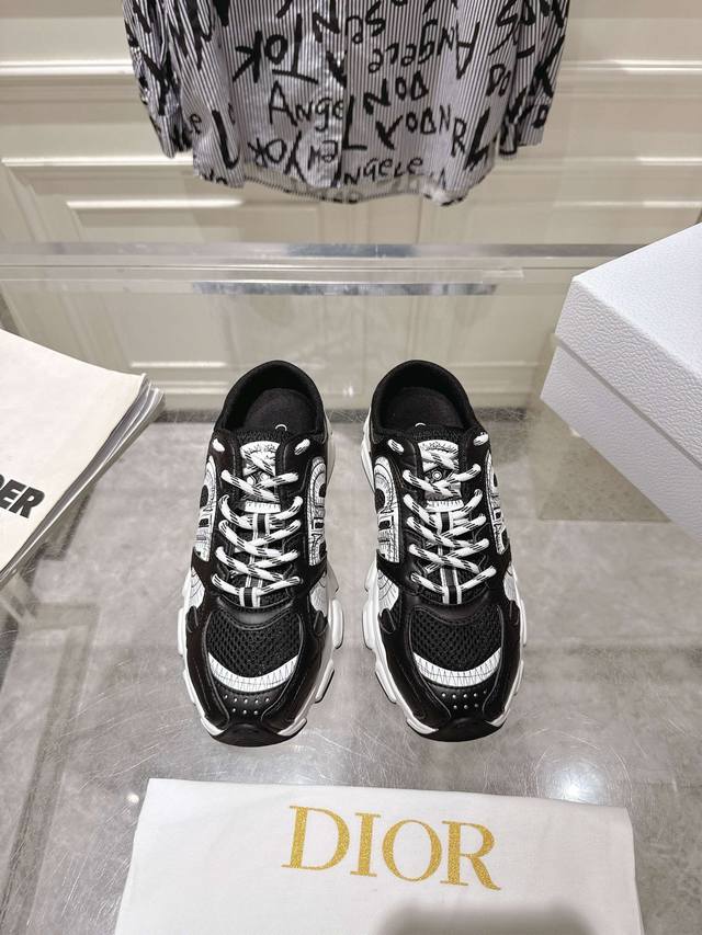 出厂 Dior 迪奥 2025Ss新款 厚底网面拼色半拖运动鞋 顶级版本原版购入开发做货 这款Dior Chrono运动鞋采用白色和黑色网眼织物搭配皮革效果镶片