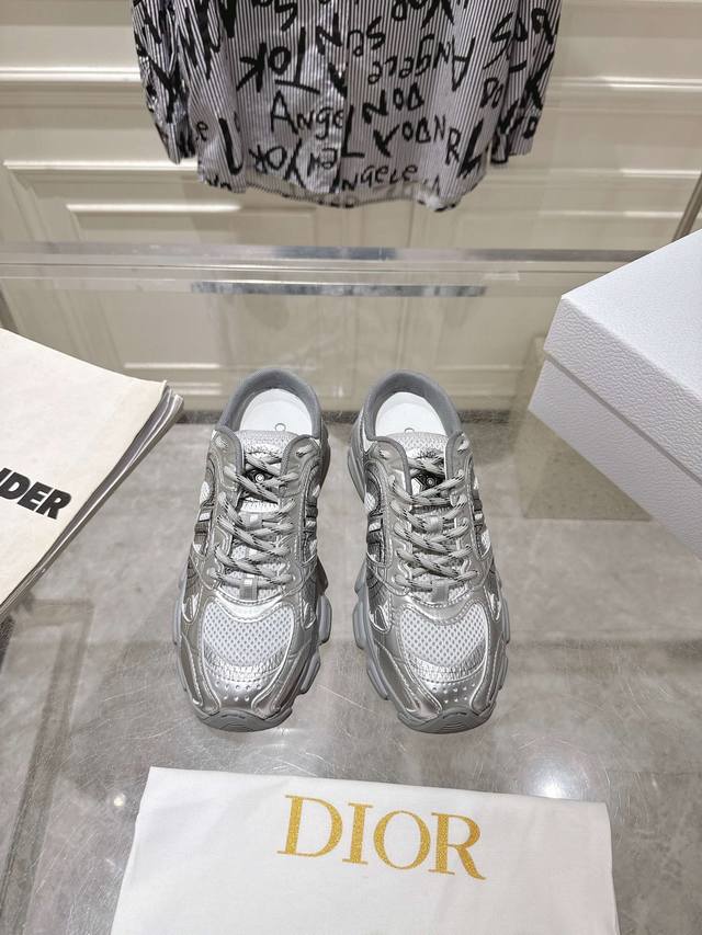 出厂 Dior 迪奥 2025Ss新款 厚底网面拼色半拖运动鞋 顶级版本原版购入开发做货 这款Dior Chrono运动鞋采用白色和黑色网眼织物搭配皮革效果镶片