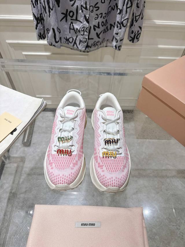 出厂 配饰扣40 情侣款 Miumiu缪缪 最新 复古 厚底 增高 飞织 休闲 运动鞋 整双鞋子采购Zp开发打造，全部定制材料，独家开模大底，细节全部对版出货，