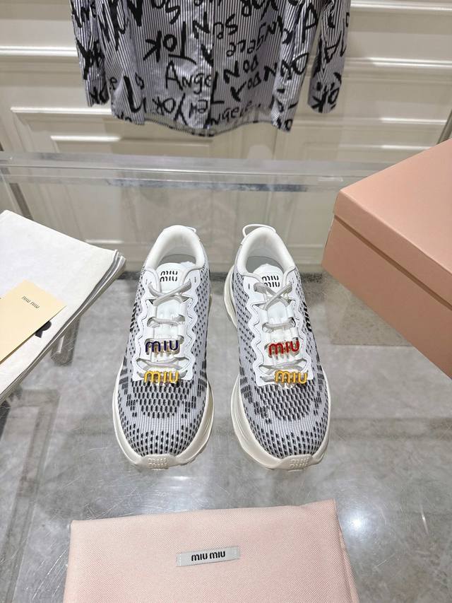 出厂 配饰扣40 情侣款 Miumiu缪缪 最新 复古 厚底 增高 飞织 休闲 运动鞋 整双鞋子采购Zp开发打造，全部定制材料，独家开模大底，细节全部对版出货，