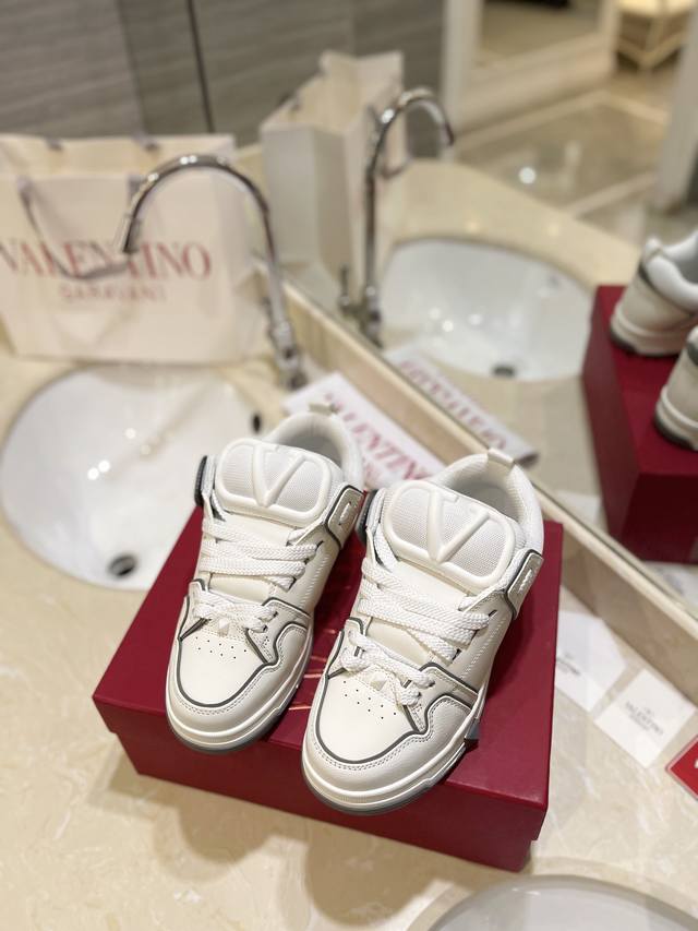 出厂价Pp： 高端产品Valentino 专柜同步新增色 专柜同步、霸气侧漏，新款来袭 情侣款面包鞋.女:35-41.男: 38-46 购买原版 1:1复刻.