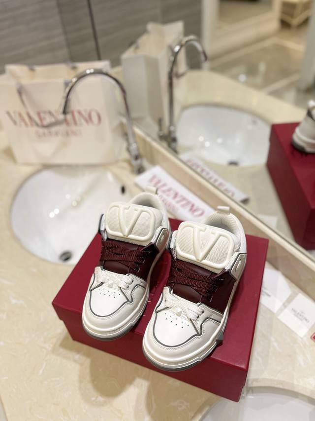 出厂价Pp： 高端产品Valentino 专柜同步新增色 专柜同步、霸气侧漏，新款来袭 情侣款面包鞋.女:35-41.男: 38-46 购买原版 1:1复刻.