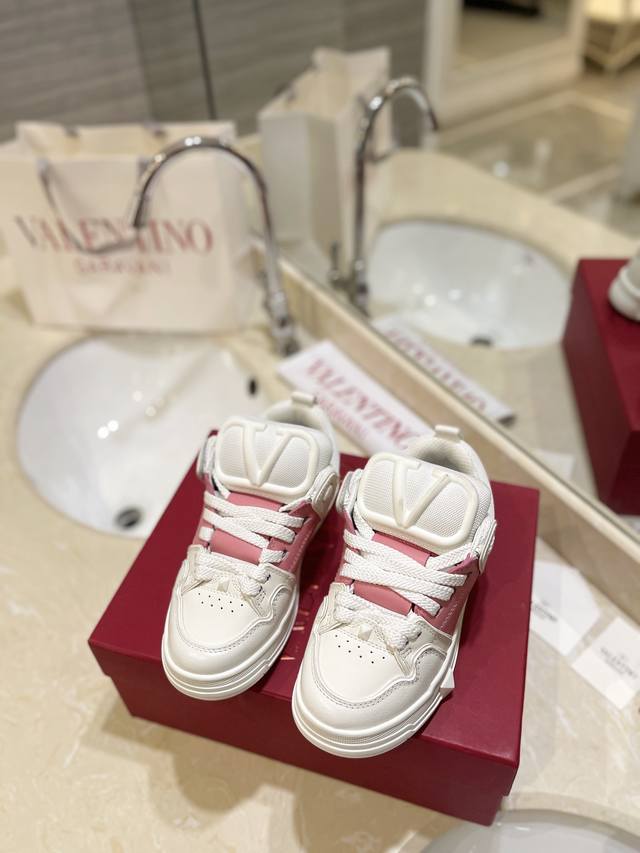 出厂价Pp： 高端产品Valentino 专柜同步新增色 专柜同步、霸气侧漏，新款来袭 情侣款面包鞋.女:35-41.男: 38-46 购买原版 1:1复刻.