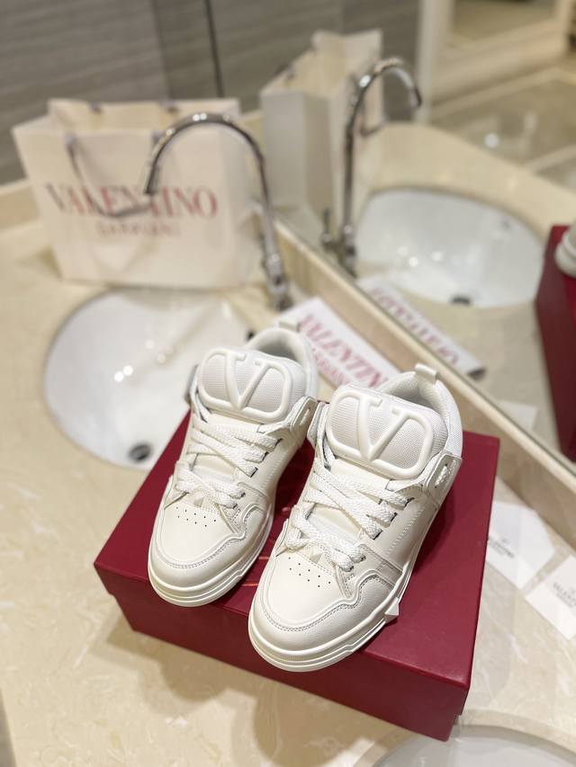 出厂价Pp： 高端产品Valentino 专柜同步新增色 专柜同步、霸气侧漏，新款来袭 情侣款面包鞋.女:35-41.男: 38-46 购买原版 1:1复刻.
