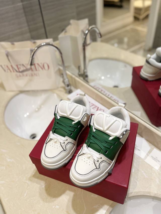 出厂价Pp： 高端产品Valentino 专柜同步新增色 专柜同步、霸气侧漏，新款来袭 情侣款面包鞋.女:35-41.男: 38-46 购买原版 1:1复刻.