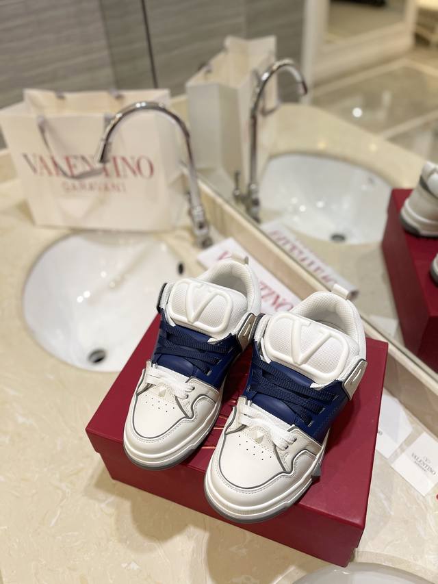 出厂价Pp： 高端产品Valentino 专柜同步新增色 专柜同步、霸气侧漏，新款来袭 情侣款面包鞋.女:35-41.男: 38-46 购买原版 1:1复刻.