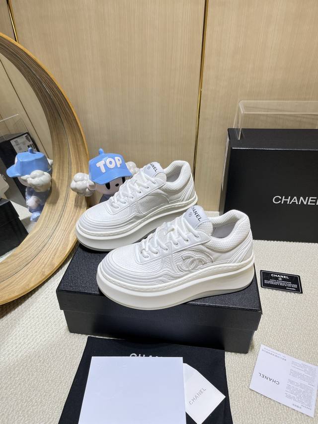 出厂价Pp： Chanel香奈儿老爹鞋，2025专柜顶级休闲款运动鞋 这款经典设计；鞋面多种工艺电绣的风格；大底却时尚运动；不平凡的拥入了多种配色元素 多元化混